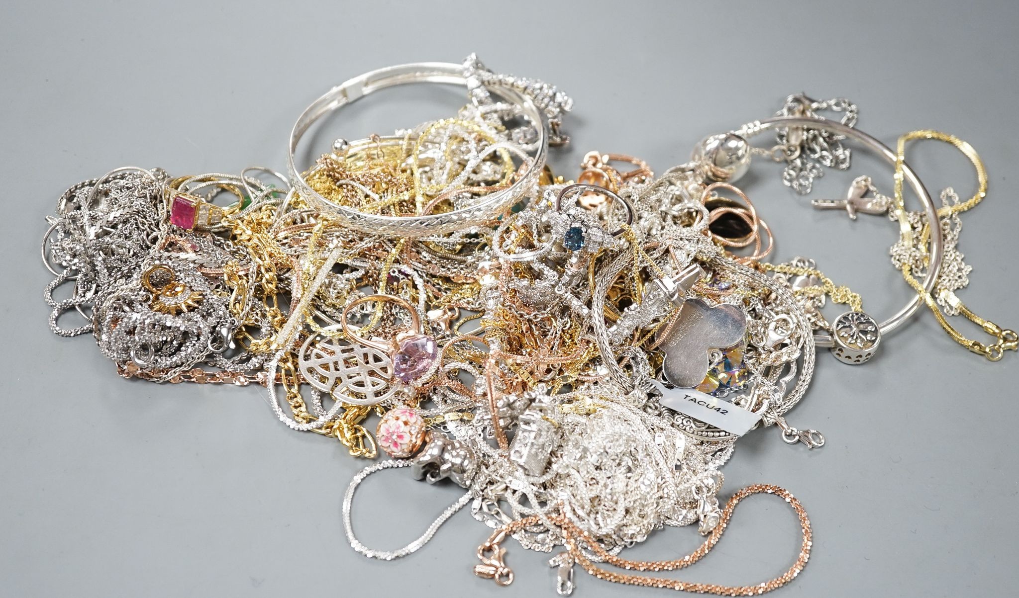 A quantity of assorted modern 925 jewellery.